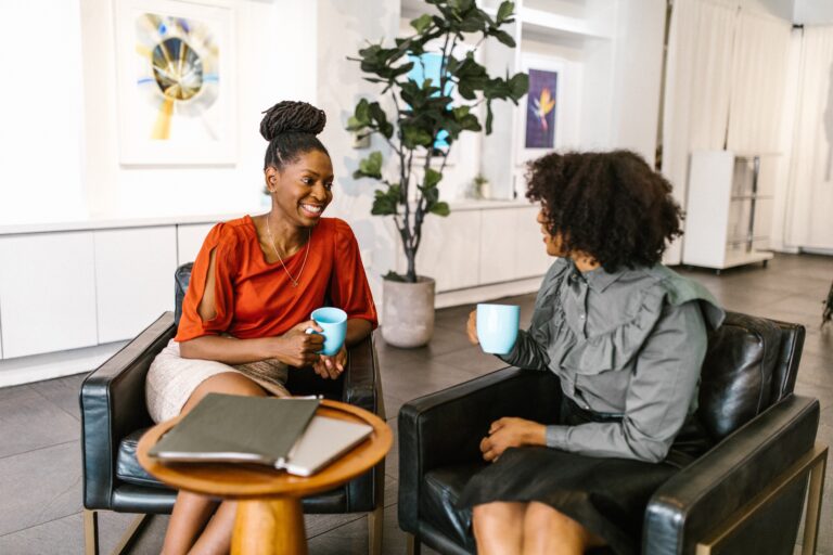 how to attend networking events alone. imge of two ladies sitting down talking.